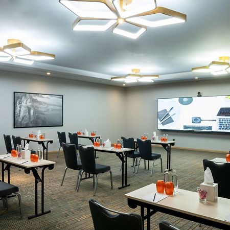 Radisson Blu Hotel Riyadh Convention And Exhibition Center Exterior photo Meeting room