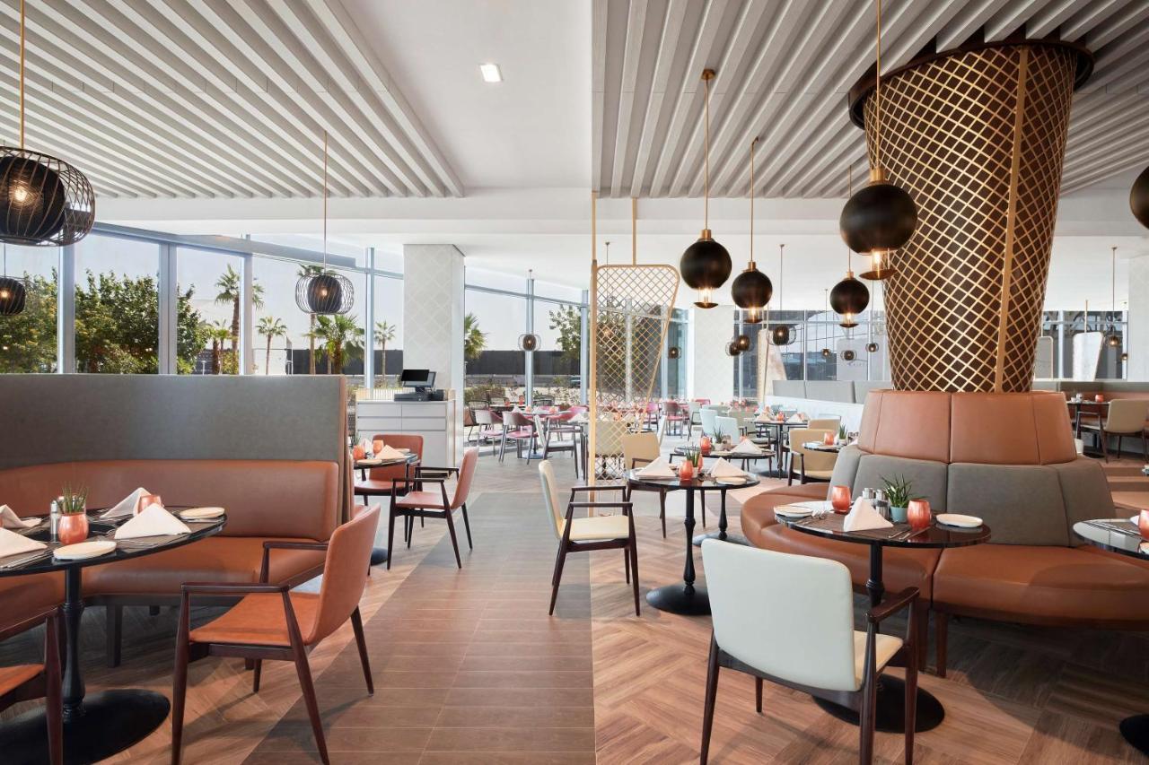 Radisson Blu Hotel Riyadh Convention And Exhibition Center Exterior photo The restaurant