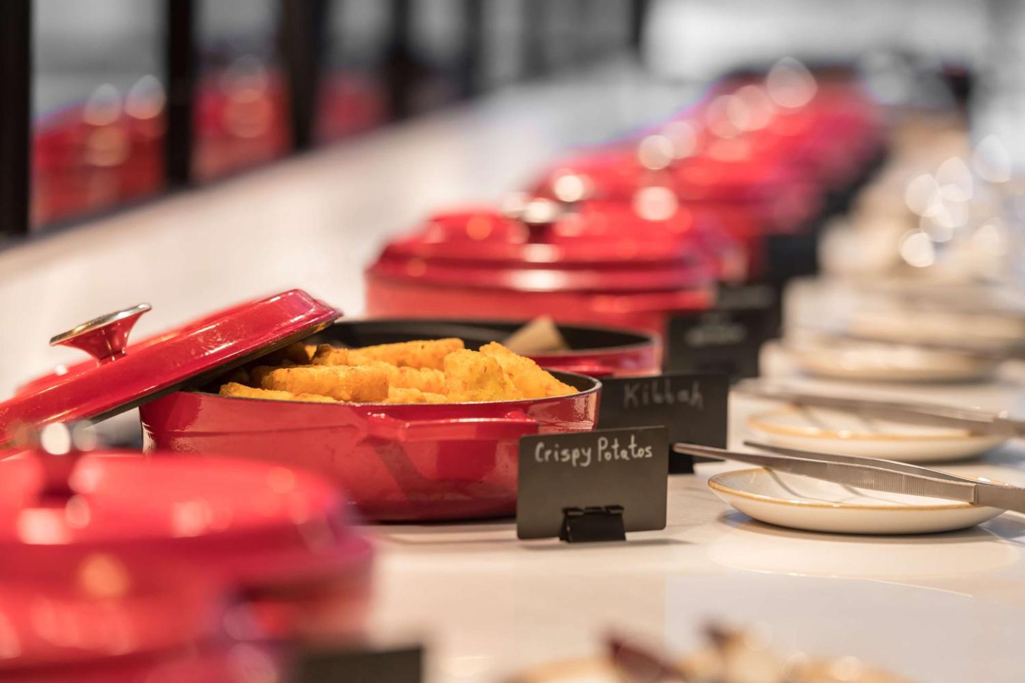 Radisson Blu Hotel Riyadh Convention And Exhibition Center Exterior photo A Le Creuset cocotte