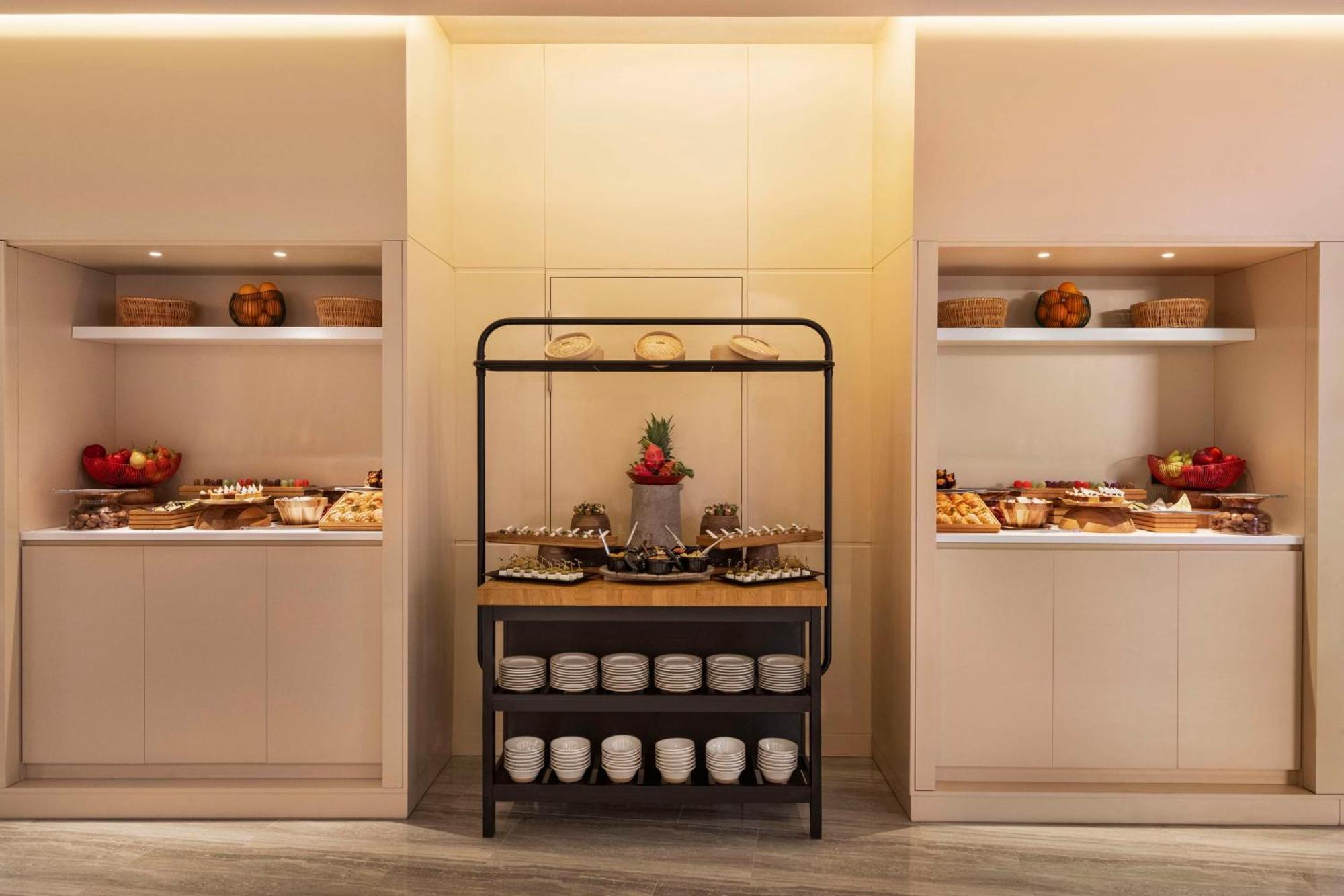 Radisson Blu Hotel Riyadh Convention And Exhibition Center Exterior photo A buffet at a hotel