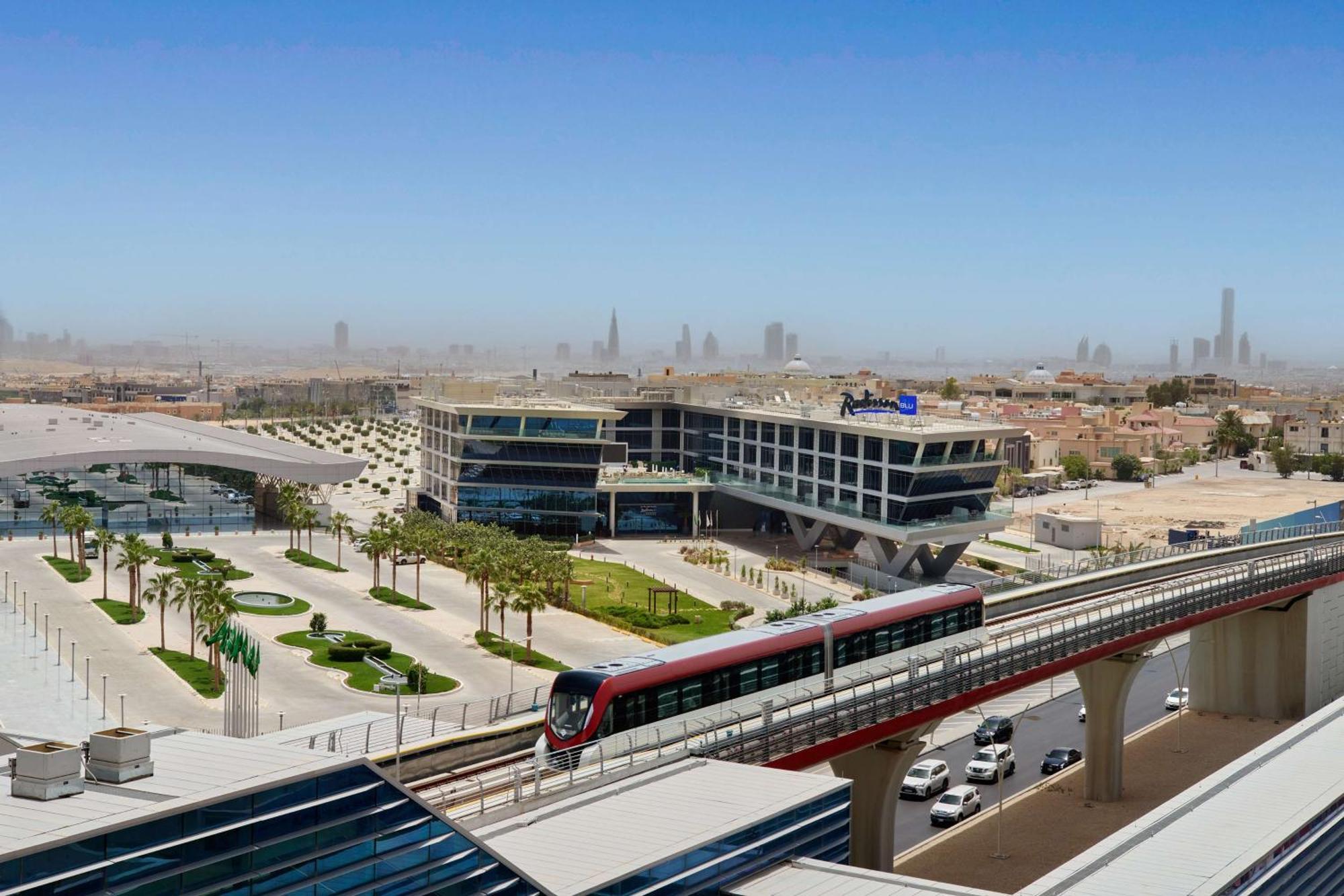 Radisson Blu Hotel Riyadh Convention And Exhibition Center Exterior photo Al Suhail Metro Station