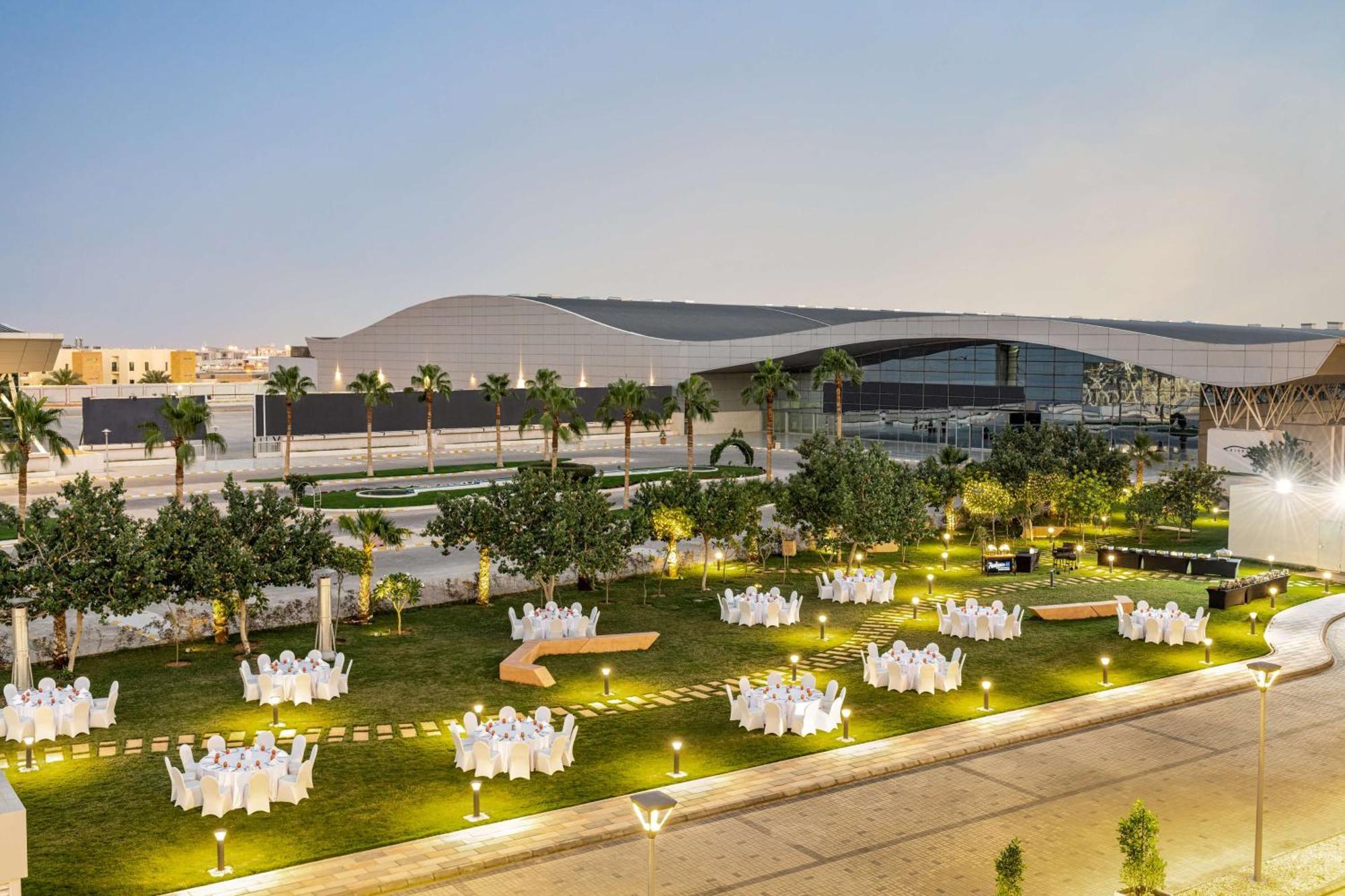 Radisson Blu Hotel Riyadh Convention And Exhibition Center Exterior photo The lawn at the Ritz-Carlton, Riyadh
