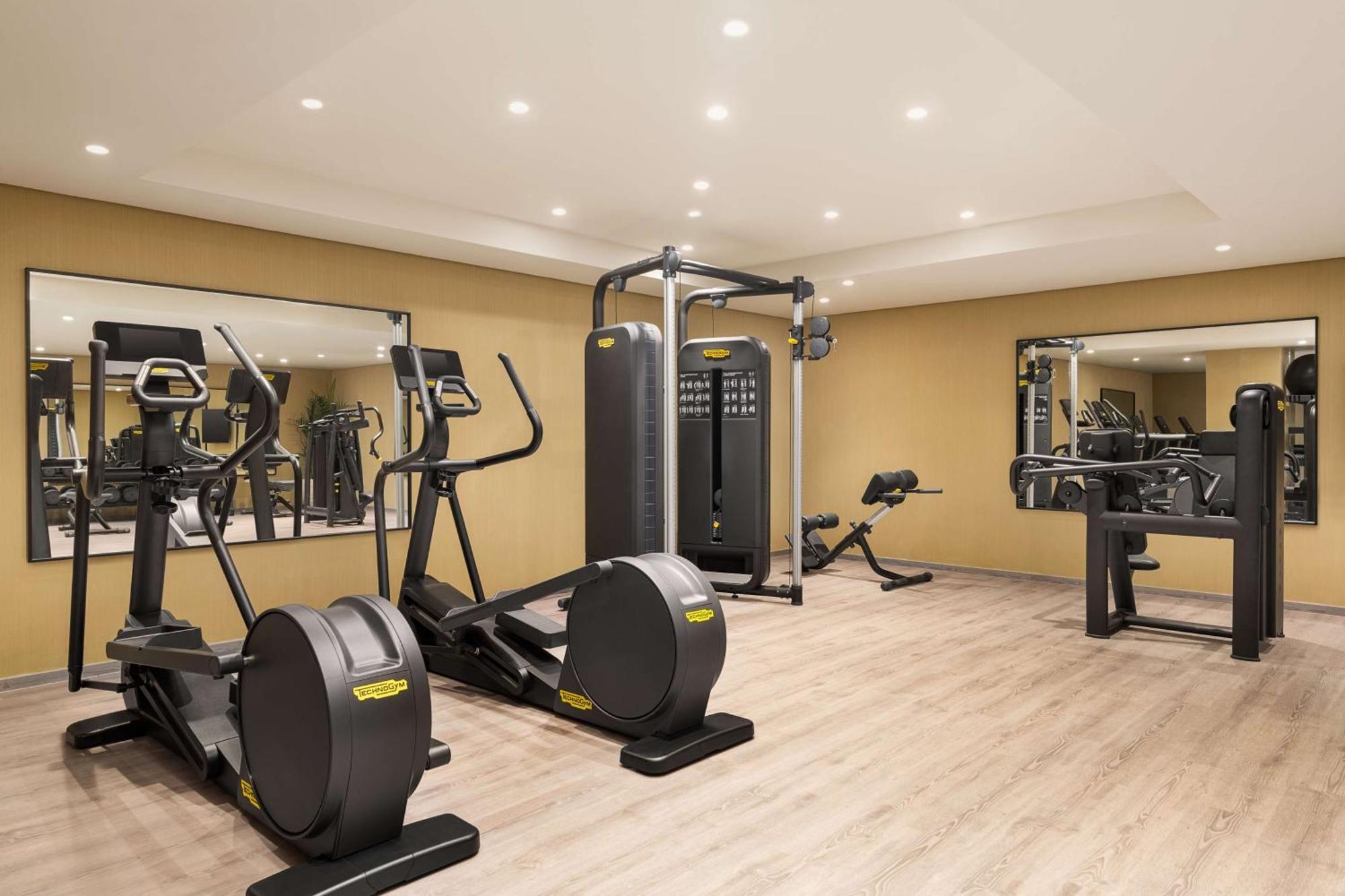Radisson Blu Hotel Riyadh Convention And Exhibition Center Exterior photo The gym at the hotel